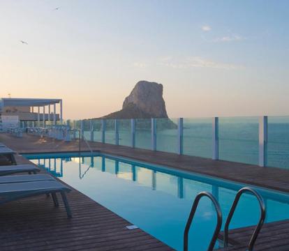 Descubre los hoteles más impresionantes de Calpe con vistas al mar, disfruta de la brisa del mar y relájate en tus vacaciones perfectas.
