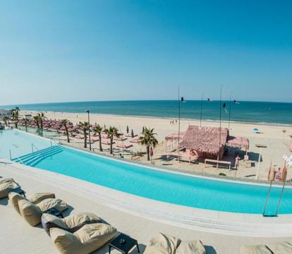 Descubre los hoteles más impresionantes de Matalascañas con vistas al mar, disfruta de la brisa del mar y relájate en tus vacaciones perfectas.