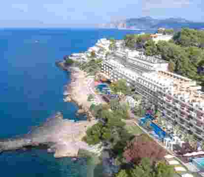 Descubre los hoteles más impresionantes de Santa Ponsa con vistas al mar, disfruta de la brisa del mar y relájate en tus vacaciones perfectas.