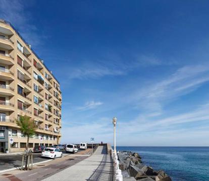 Descubre los hoteles más impresionantes de San Sebastián con vistas al mar, disfruta de la brisa del mar y relájate en tus vacaciones perfectas.