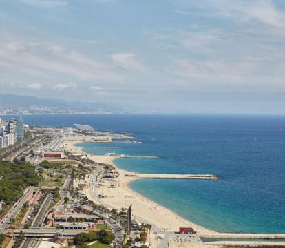 Descubre los hoteles más impresionantes de Barcelona con vistas al mar, disfruta de la brisa del mar y relájate en tus vacaciones perfectas.