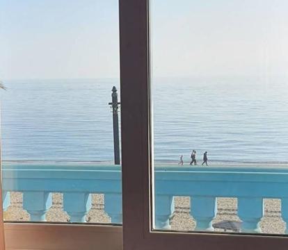 Descubre los hoteles más impresionantes de San Luis de Sabinillas con vistas al mar, disfruta de la brisa del mar y relájate en tus vacaciones perfectas.
