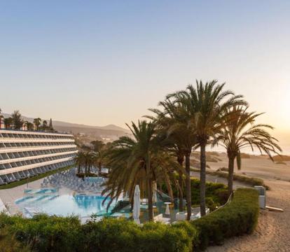 Descubre los hoteles más impresionantes de Playa del Inglés con vistas al mar, disfruta de la brisa del mar y relájate en tus vacaciones perfectas.