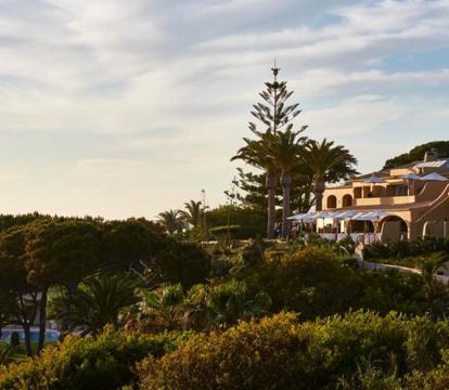 Descubre los hoteles más impresionantes de Albufeira con vistas al mar, disfruta de la brisa del mar y relájate en tus vacaciones perfectas.