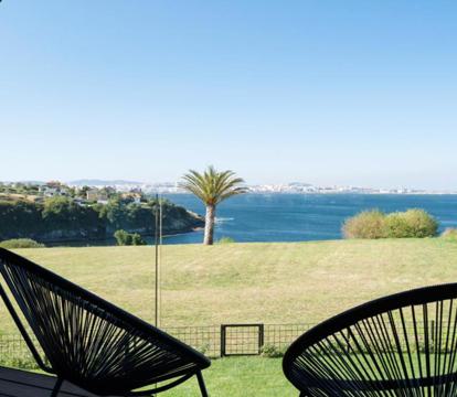 Descubre los hoteles más impresionantes de A Coruña con vistas al mar, disfruta de la brisa del mar y relájate en tus vacaciones perfectas.