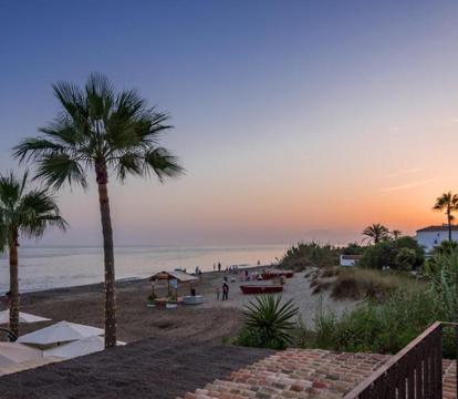 Descubre los hoteles más impresionantes de Marbella con vistas al mar, disfruta de la brisa del mar y relájate en tus vacaciones perfectas.