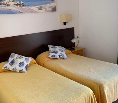 Descubre los hoteles más impresionantes de Sant Antoni de Calonge con vistas al mar, disfruta de la brisa del mar y relájate en tus vacaciones perfectas.