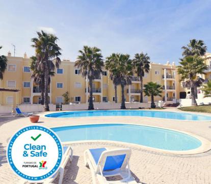 Descubre los hoteles más impresionantes de Manta Rota con vistas al mar, disfruta de la brisa del mar y relájate en tus vacaciones perfectas.