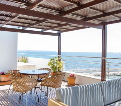 Descubre los hoteles más impresionantes de Palma de Mallorca con vistas al mar, disfruta de la brisa del mar y relájate en tus vacaciones perfectas.