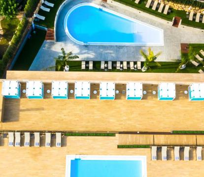Descubre los hoteles más impresionantes de Salou con vistas al mar, disfruta de la brisa del mar y relájate en tus vacaciones perfectas.