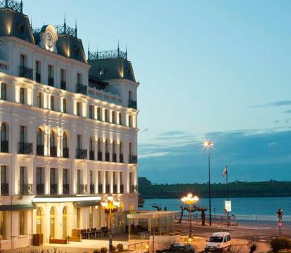 Descubre los hoteles más impresionantes de Santander con vistas al mar, disfruta de la brisa del mar y relájate en tus vacaciones perfectas.