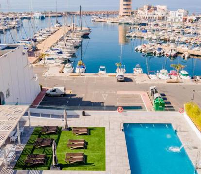 Descubre los hoteles más impresionantes de Aguadulce con vistas al mar, disfruta de la brisa del mar y relájate en tus vacaciones perfectas.
