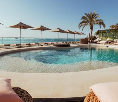 Descubre los hoteles más impresionantes de Playa d'en Bossa con vistas al mar, disfruta de la brisa del mar y relájate en tus vacaciones perfectas.