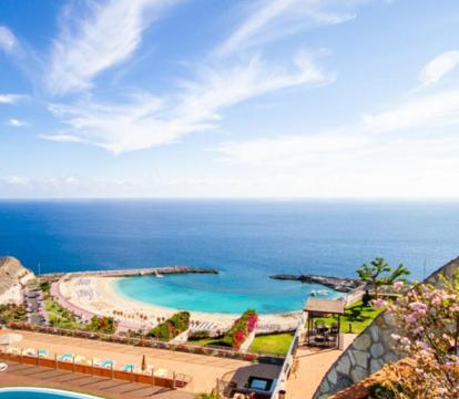 Descubre los hoteles más impresionantes de Puerto Rico de Gran Canaria con vistas al mar, disfruta de la brisa del mar y relájate en tus vacaciones perfectas.