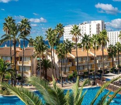 Descubre los hoteles más impresionantes de Son Bou con vistas al mar, disfruta de la brisa del mar y relájate en tus vacaciones perfectas.
