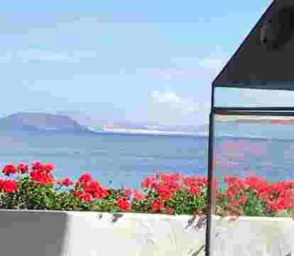 Descubre los hoteles más impresionantes de Playa Blanca con vistas al mar, disfruta de la brisa del mar y relájate en tus vacaciones perfectas.