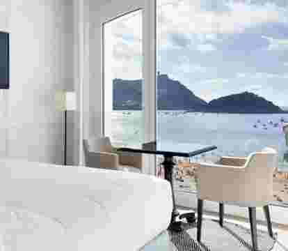 Descubre los hoteles más impresionantes de San Sebastián con vistas al mar, disfruta de la brisa del mar y relájate en tus vacaciones perfectas.