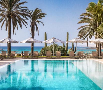 Descubre los hoteles más impresionantes de Caleta de Fuste con vistas al mar, disfruta de la brisa del mar y relájate en tus vacaciones perfectas.