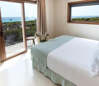Descubre los hoteles más impresionantes de Playa de Migjorn con vistas al mar, disfruta de la brisa del mar y relájate en tus vacaciones perfectas.