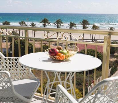 Descubre los hoteles más impresionantes de Alicante con vistas al mar, disfruta de la brisa del mar y relájate en tus vacaciones perfectas.