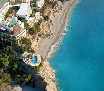 Descubre los hoteles más impresionantes de Villajoyosa con vistas al mar, disfruta de la brisa del mar y relájate en tus vacaciones perfectas.