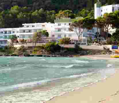 Immerse yourself in a captivating blend of stunning vistas, pristine shorelines, and a serene coastal ambiance in the best apartments in Cala Llonga