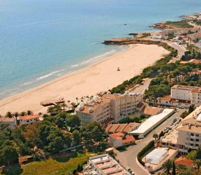 Descubre los hoteles más impresionantes de Alcossebre con vistas al mar, disfruta de la brisa del mar y relájate en tus vacaciones perfectas.