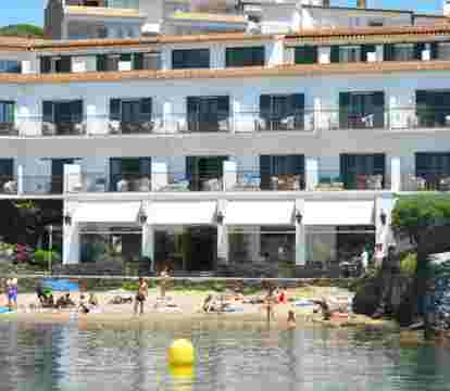 Immerse yourself in a captivating blend of stunning vistas, pristine shorelines, and a serene coastal ambiance in the best hotels in Cadaqués